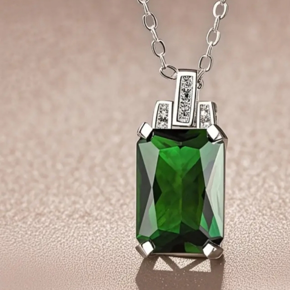 Luxurious baguette green zircon necklace NWT  Fast Ship. Beautiful - Picture 2 of 7
